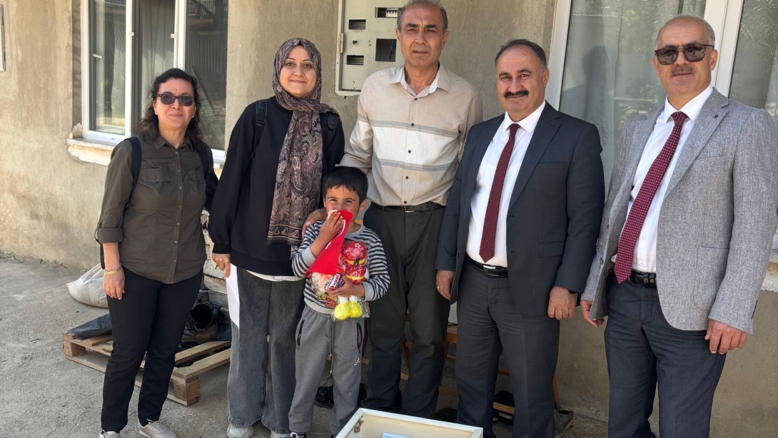 Okul öncesi eğitim çağında olup okullarımızda kaydı olmayan öğrencilerimize benim oyun sandığım seti dağıtılmıştır.